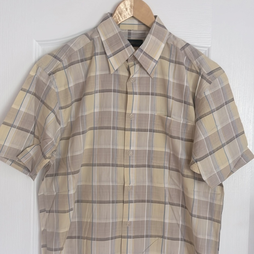 NWOT Lightweight plaid short sleeve mens button down shirt